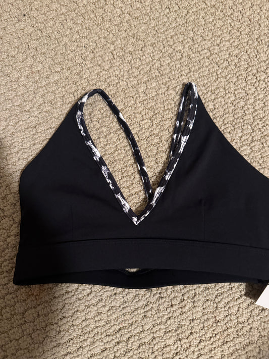 SPOTLIGHT SNOW LEOPARD AND BLACK TOP