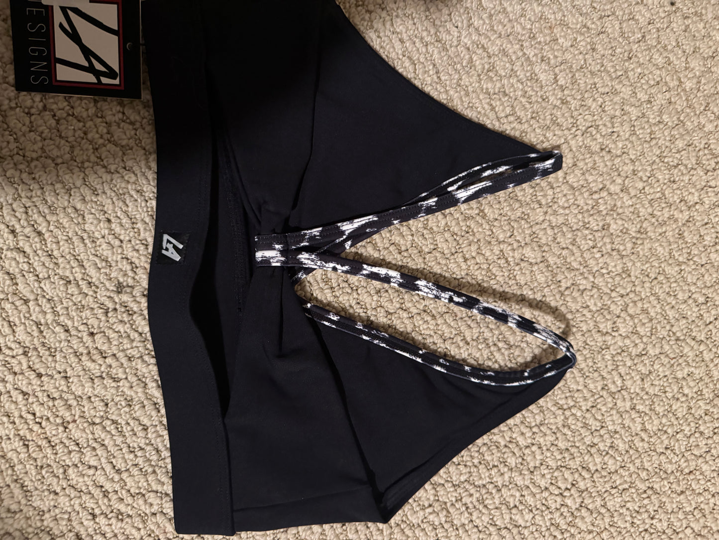 SPOTLIGHT SNOW LEOPARD AND BLACK TOP