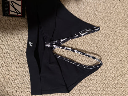 SPOTLIGHT SNOW LEOPARD AND BLACK TOP